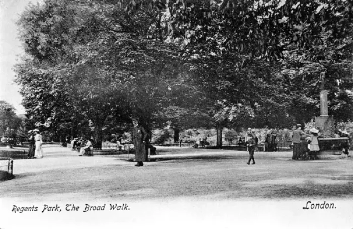 Framed Print : The Broad Walk, Regents Park, London Framed Print : The Broad Walk, Regents Park, London
