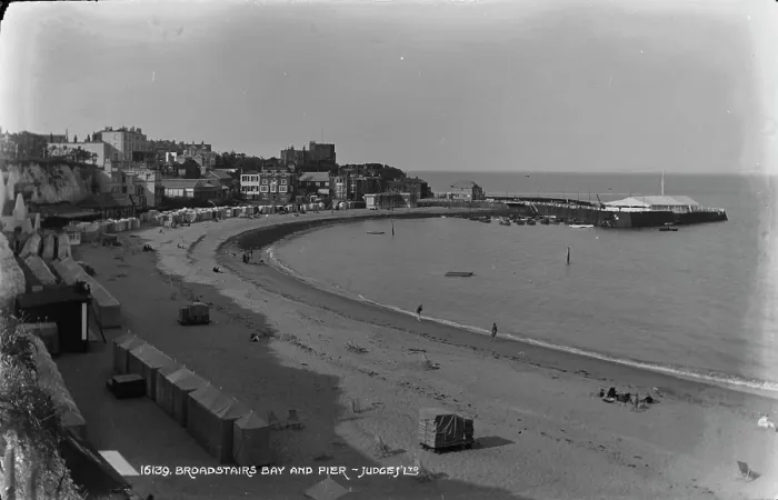 Framed Print : Broadstairs Bay and Pier Framed Print : Broadstairs Bay and Pier