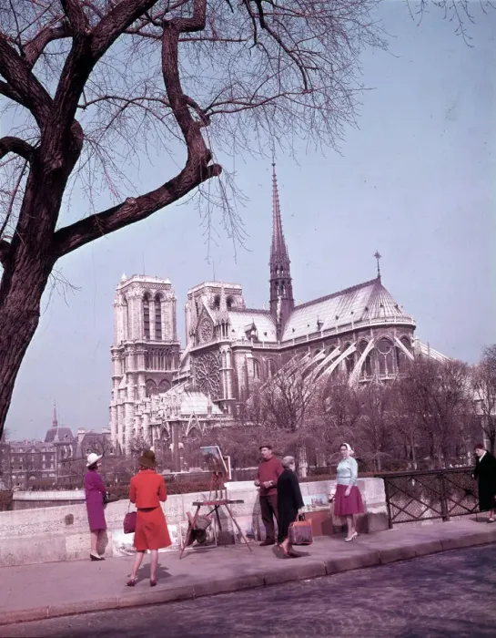 Framed Print : Browsing among the bouquinistes - Paris quais and Notre Dame Framed Print : Browsing among the bouquinistes - Paris quais and Notre Dame