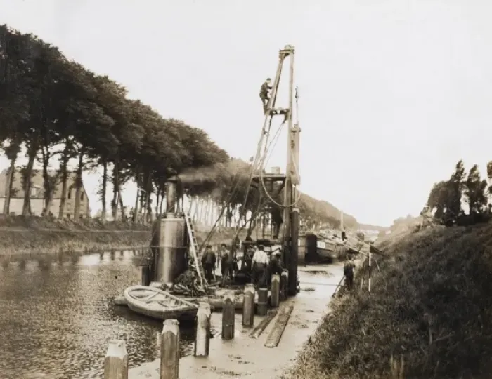 Framed Print : Brtish troops constructing canal wharf, WW1 Framed Print : Brtish troops constructing canal wharf, WW1