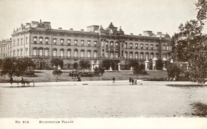 Framed Print : Buckingham Palace from Green Park Framed Print : Buckingham Palace from Green Park