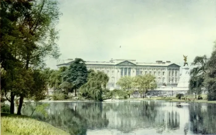 Framed Print : Buckingham Palace, London, 1935 Framed Print : Buckingham Palace, London, 1935
