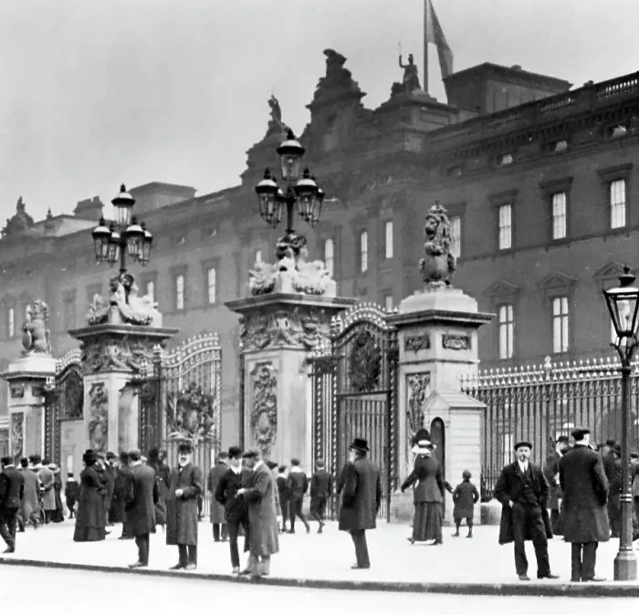 Framed Print : Buckingham Palace, London, early 1900s Framed Print : Buckingham Palace, London, early 1900s