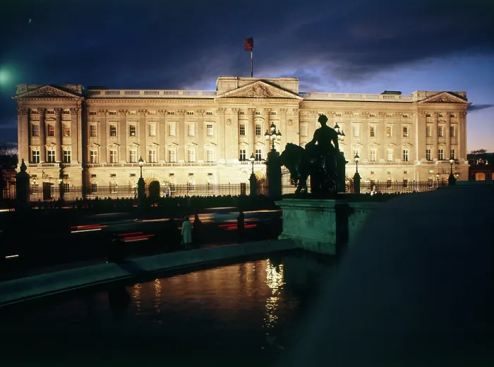 Framed Print : Buckingham Palace by night, London Date: circa 1960s Framed Print : Buckingham Palace by night, London Date: circa 1960s