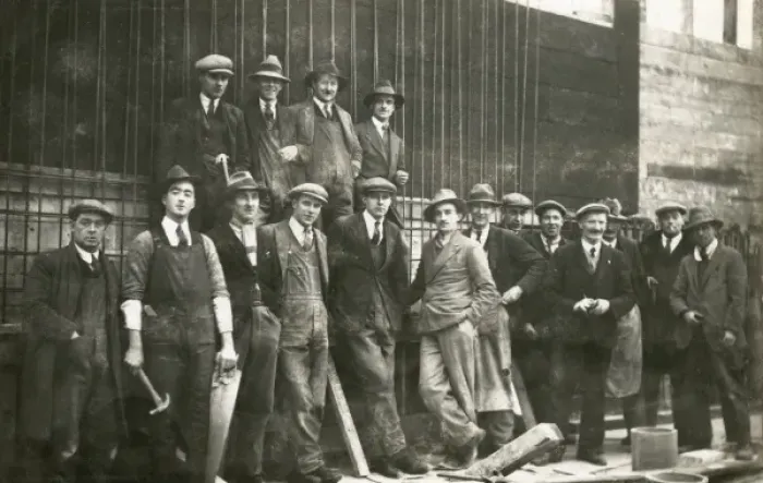 Framed Print : Builders of the Dorchester Hotel, Park Lane, London W1 Framed Print : Builders of the Dorchester Hotel, Park Lane, London W1