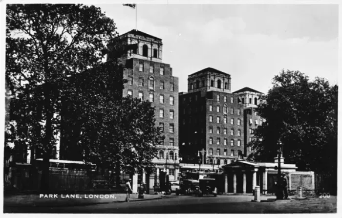 Framed Print : Buildings in Park Lane, Mayfair, London W1 Framed Print : Buildings in Park Lane, Mayfair, London W1