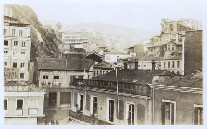 Framed Print : Buildings in Valparaiso, Chile, South America Framed Print : Buildings in Valparaiso, Chile, South America