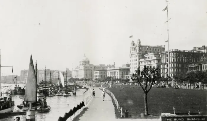 Framed Print : Along the Bund with the Whangpu River, Shanghai, China Framed Print : Along the Bund with the Whangpu River, Shanghai, China