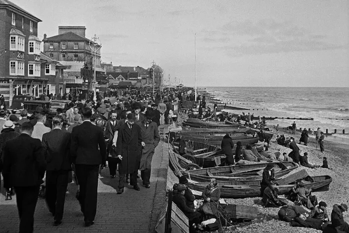 Framed Print : Busy Bank Holiday, Littlehampton, Sussex Framed Print : Busy Bank Holiday, Littlehampton, Sussex
