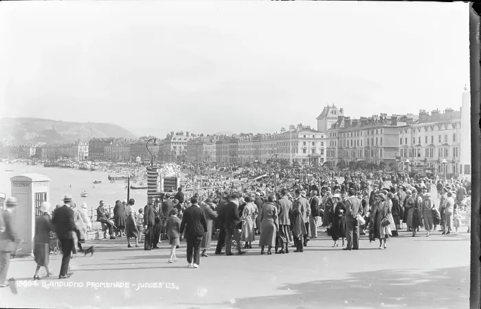 Framed Print : Busy Day at Llandudno Promenade Framed Print : Busy Day at Llandudno Promenade