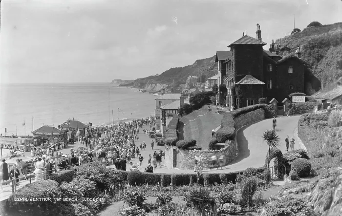 Framed Print : A Busy Day at Ventnor Beach Framed Print : A Busy Day at Ventnor Beach