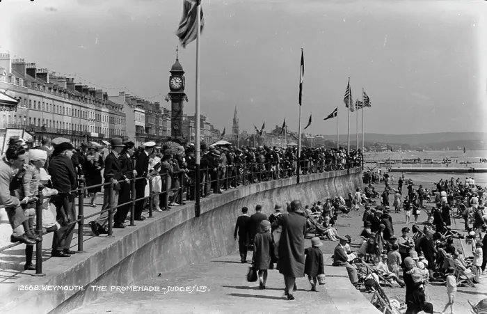 Framed Print : A Busy Day at Weymouth Promenade Framed Print : A Busy Day at Weymouth Promenade