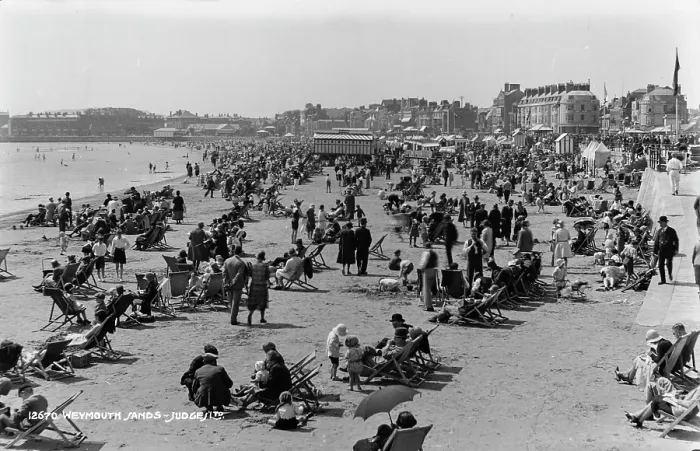 Framed Print : Busy Day at Weymouth Sands Framed Print : Busy Day at Weymouth Sands