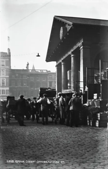 Framed Print : Busy Market Scene at Covent Garden Framed Print : Busy Market Scene at Covent Garden