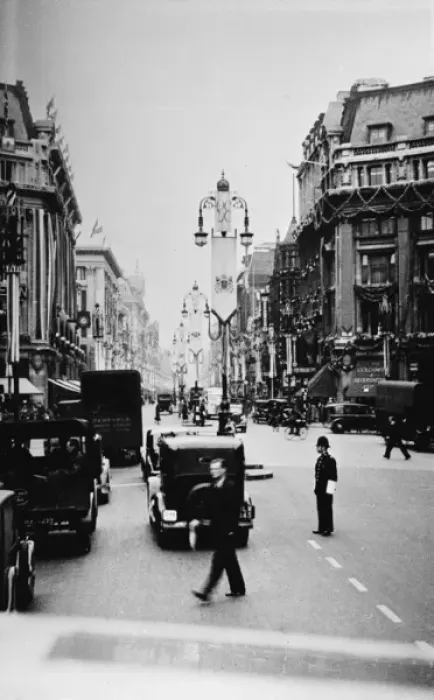 Framed Print : Busy scene at Oxford Circus, Central London Framed Print : Busy scene at Oxford Circus, Central London