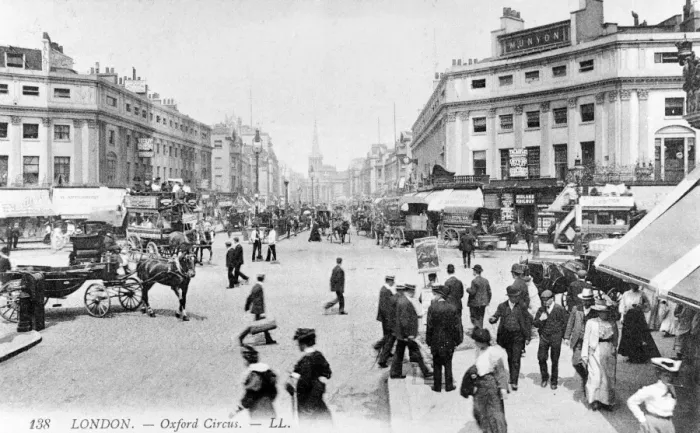 Framed Print : Busy scene at Oxford Circus, Central London Framed Print : Busy scene at Oxford Circus, Central London
