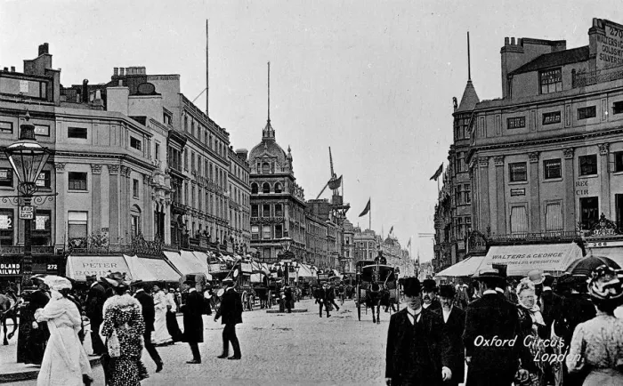 Framed Print : Busy scene at Oxford Circus, Central London Framed Print : Busy scene at Oxford Circus, Central London