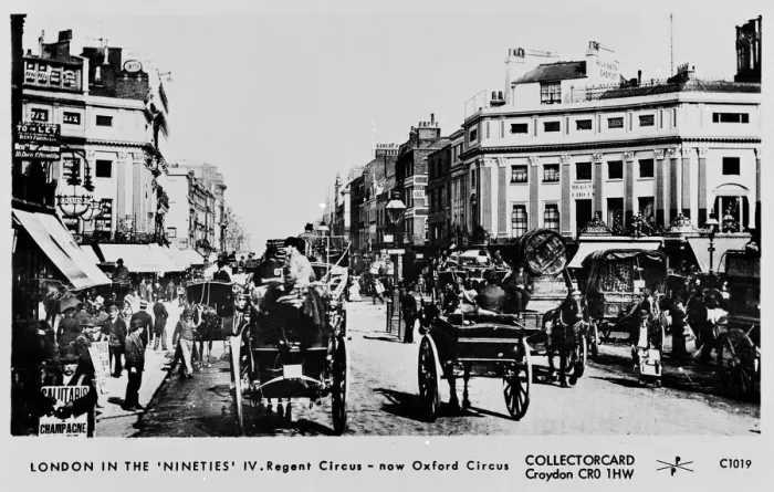 Framed Print : Busy scene at Oxford Circus, Central London Framed Print : Busy scene at Oxford Circus, Central London