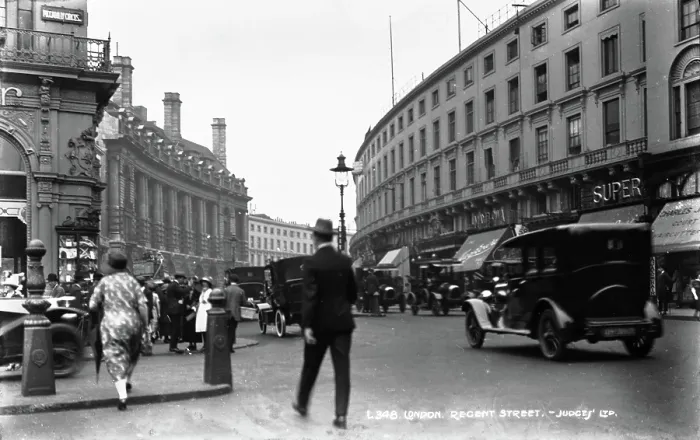 Framed Print : Busy Scene on Regent Street, London Framed Print : Busy Scene on Regent Street, London