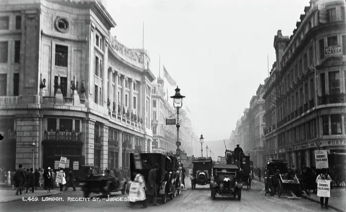 Framed Print : Busy Scene on Regent Street, London Framed Print : Busy Scene on Regent Street, London