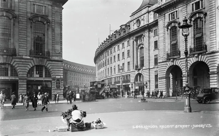 Framed Print : Busy Scene at Regent Street, London Framed Print : Busy Scene at Regent Street, London