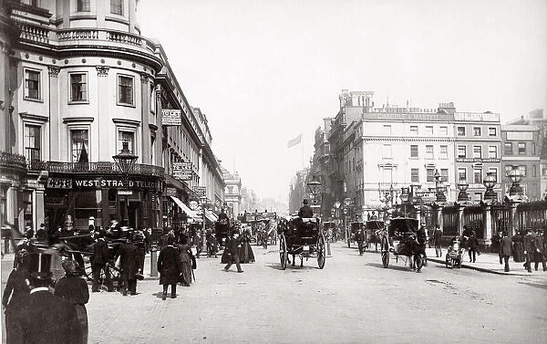 c. 1880 England - view of London - horse drawn traffic