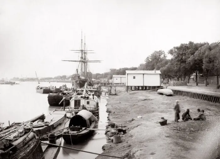 Framed Print : c. 1880s China - boats tied up, Bund, Hankow Wuhan Framed Print : c. 1880s China - boats tied up, Bund, Hankow Wuhan