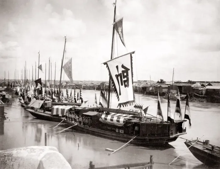 Framed Print : c. 1880s China - Chinese river boats at a quay Framed Print : c. 1880s China - Chinese river boats at a quay