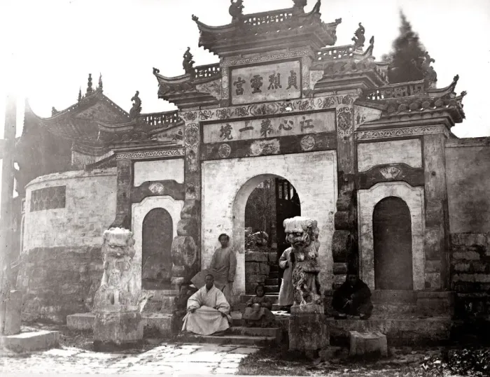 Framed Print : c. 1880s China - exterior view temple Hankow, Wuhan Framed Print : c. 1880s China - exterior view temple Hankow, Wuhan