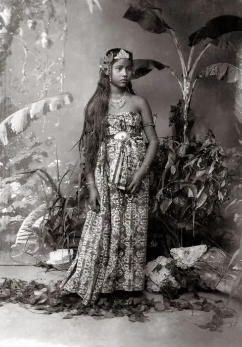 Framed Print : c. 1880s Dutch East Indies Indonesia - young woman Framed Print : c. 1880s Dutch East Indies Indonesia - young woman