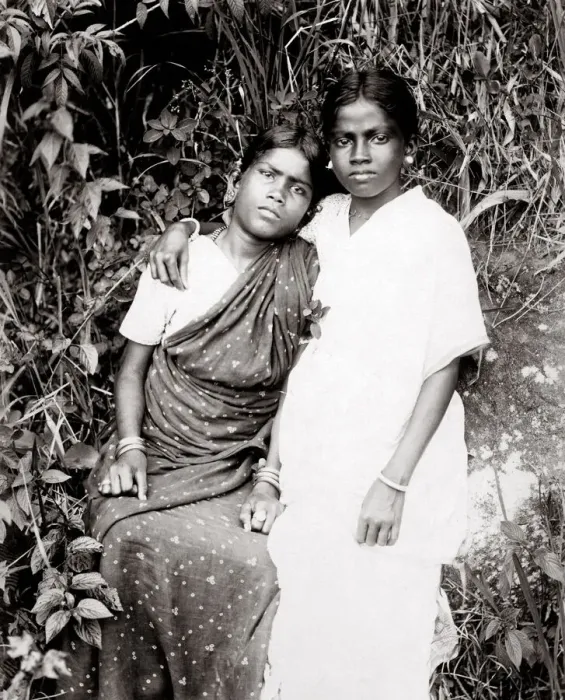 Framed Print : c. 1880s India Ceylon Sri Lanka - two young women Framed Print : c. 1880s India Ceylon Sri Lanka - two young women