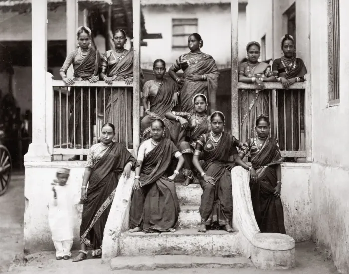 Framed Print : c. 1880s India - nautch girls dancers Framed Print : c. 1880s India - nautch girls dancers