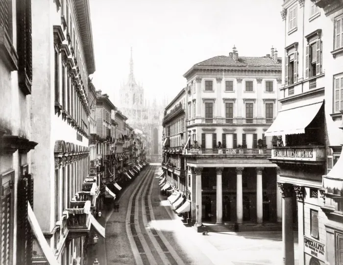 Framed Print : c. 1890 Italy Milan street view towards the Duomo Framed Print : c. 1890 Italy Milan street view towards the Duomo
