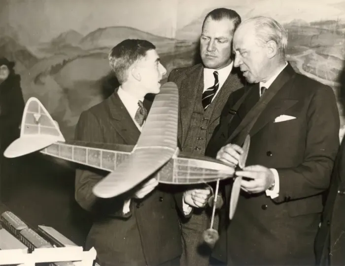 Framed Print : C W A Scott, centre, and Sir Harry Brittain, centre