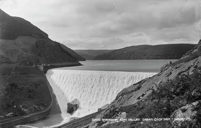 Framed Print : Caban Goch Dam in Elan Valley Framed Print : Caban Goch Dam in Elan Valley