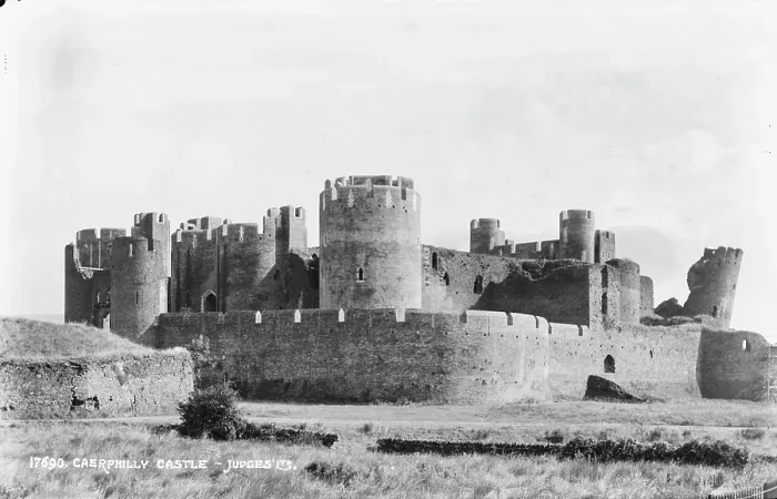 Framed Print : Caerphilly Castle Framed Print : Caerphilly Castle