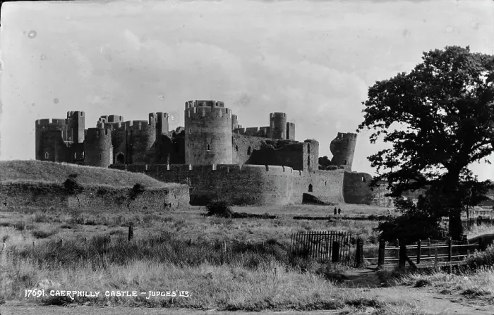 Framed Print : Caerphilly Castle Framed Print : Caerphilly Castle