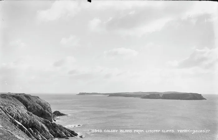 Framed Print : Caldey Island from Lydstep Cliffs Framed Print : Caldey Island from Lydstep Cliffs