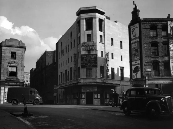 Framed Print : Cambridge Theatre, Seven Dials, London Framed Print : Cambridge Theatre, Seven Dials, London