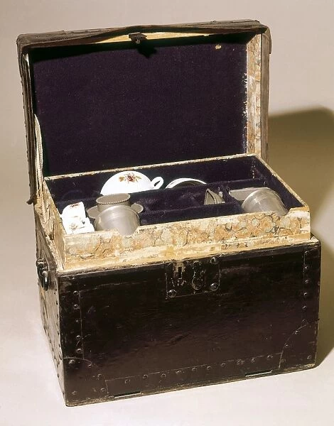Campaign chest with tea set that the Duke of