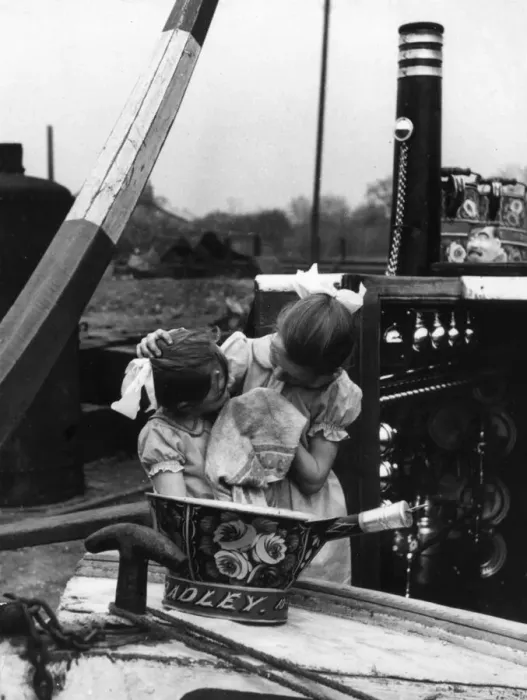 Framed Print : Two canal boat little girls, sisters, with their hair tied in ribbons Framed Print : Two canal boat little girls, sisters, with their hair tied in ribbons