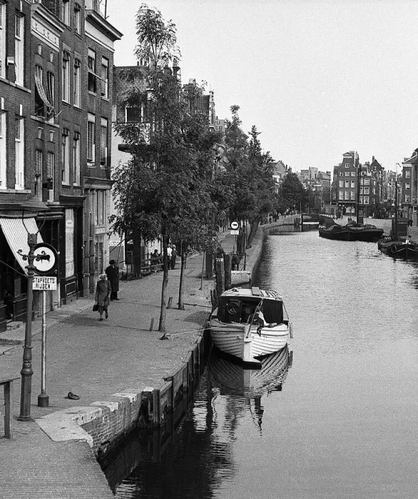 Framed Print : Canal scene, Amsterdam, Netherlands Framed Print : Canal scene, Amsterdam, Netherlands