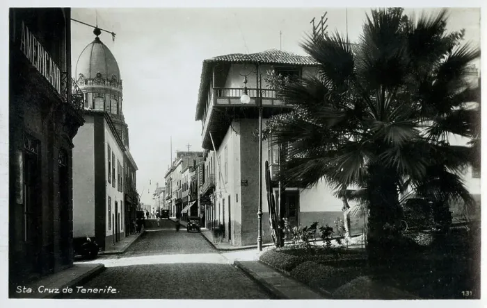Framed Print : Canary Islands - Santa Cruz de Tenerife - Street scene Framed Print : Canary Islands - Santa Cruz de Tenerife - Street scene