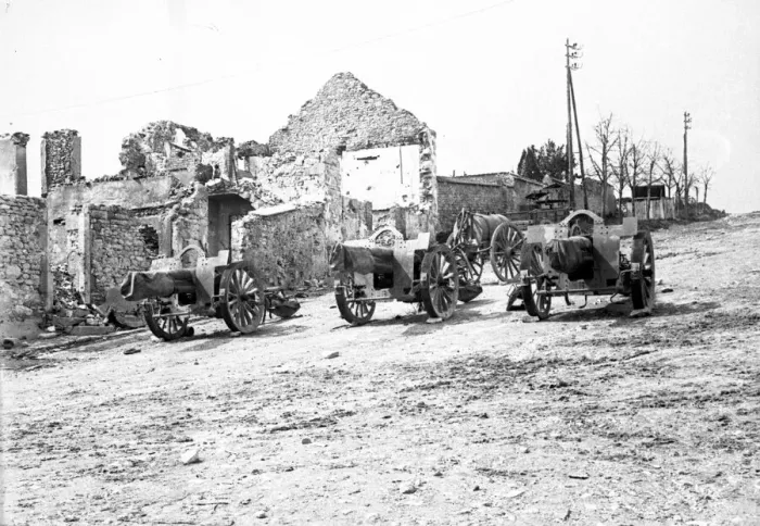 Framed Print : Canon de 155 C modele 1915 St. Chamond artillery pieces Framed Print : Canon de 155 C modele 1915 St. Chamond artillery pieces