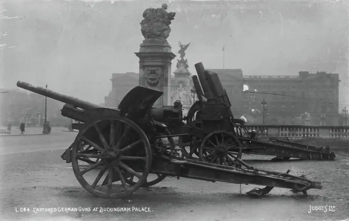 Framed Print : Captured German Guns at Buckingham Palace Framed Print : Captured German Guns at Buckingham Palace