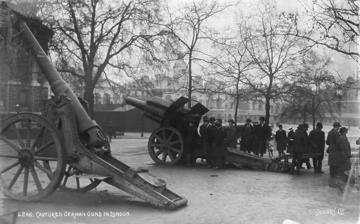 Framed Print : Captured German Guns in London Framed Print : Captured German Guns in London