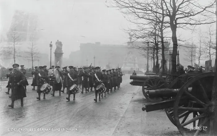 Framed Print : Captured German Guns in London Framed Print : Captured German Guns in London