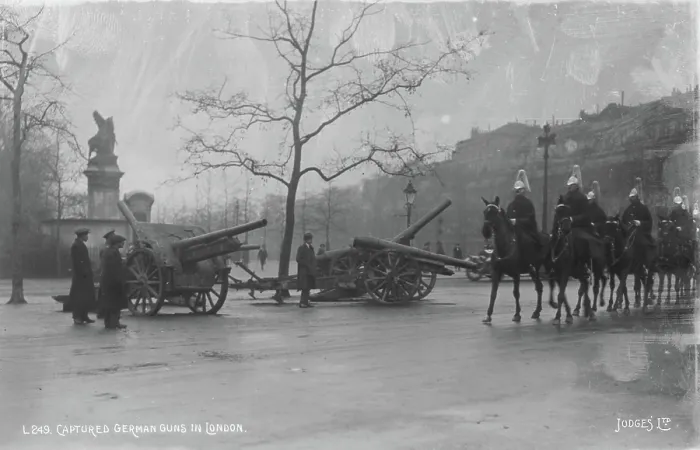 Framed Print : Captured German Guns in London Framed Print : Captured German Guns in London
