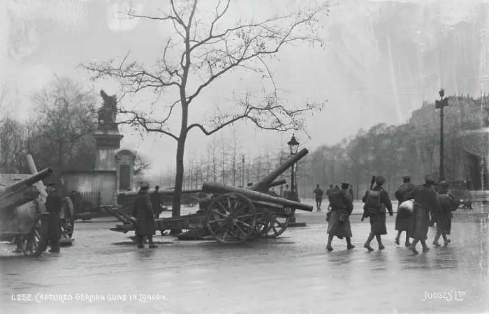 Framed Print : Captured German Guns in London Framed Print : Captured German Guns in London