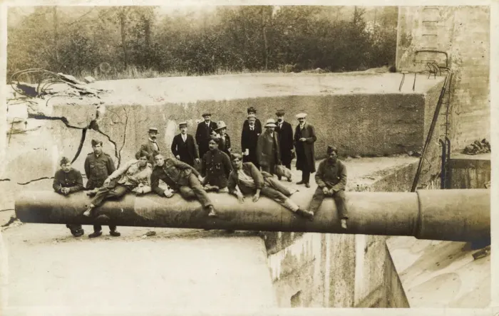 Framed Print : Captured gun, Long Max, Belgium, with civilians posing